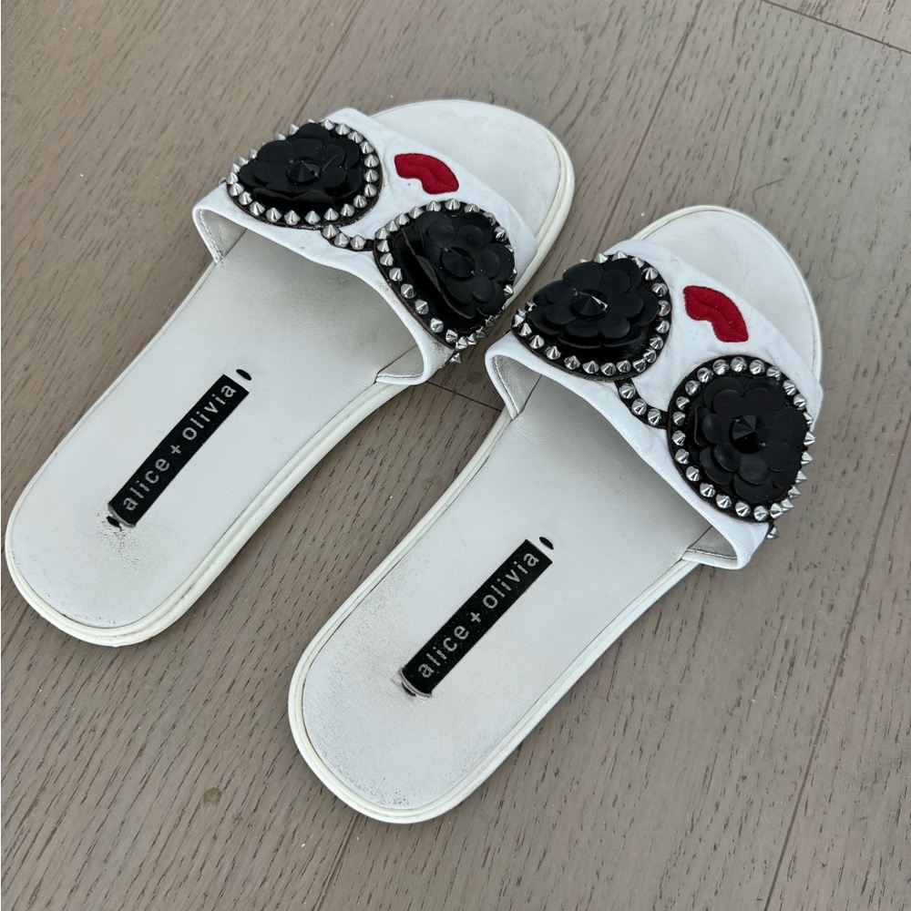Alice + Olivia Tasha Pool Slides - Picture 2 of 6